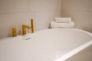 Um banheiro em Private Pool Apt. Five Palm Jumeirah up to 6guest
