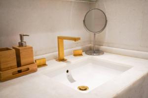 Um banheiro em Private Pool Apt. Five Palm Jumeirah up to 6guest