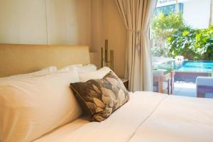 Cama ou camas em um quarto em Private Pool Apt. Five Palm Jumeirah up to 6guest