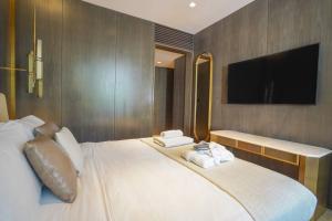 Cama ou camas em um quarto em Private Pool Apt. Five Palm Jumeirah up to 6guest