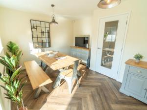 een keuken met een houten tafel en een eetkamer bij Pass the Keys New 3bedroom house with free parking on premises in Nottingham