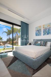 Postel nebo postele na pokoji v ubytování Villa Michaela moderna de súper lujo con piscina y vistas + 37 fotografií