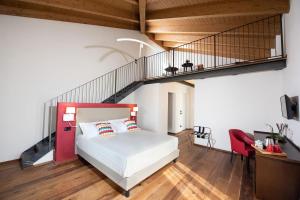 1 dormitorio con 1 cama y escalera en Bric D'Alù - Barbaresco, en Barbaresco