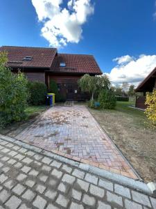 une allée en briques devant une maison dans l'établissement JS Feriendomizile Haus Sonnenschein Bettwäsche Handtücher inkl, à Hasselfelde