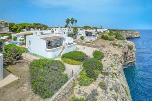 una vista aerea di una casa su una scogliera di Villa Ariet by Villa Plus a Felanitx