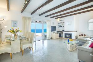 Η κουζίνα ή μικρή κουζίνα στο Villa Ariet by Villa Plus