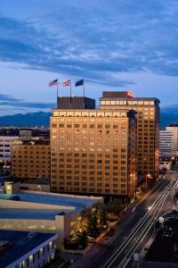 un grande edificio con due bandiere sopra di The Hotel Captain Cook ad Anchorage