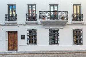 un edificio blanco con ventanas y una puerta en La Posada De Sojo, en Córdoba