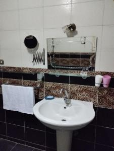 A bathroom at Pyramids House inn