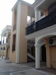 vista sull'esterno di un edificio con balconi di Da Antonio a Càbras