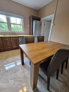 - une cuisine avec une table à manger en bois et des chaises dans l'établissement Mountmahon House, à Abbeyfeale