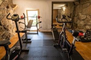 een fitnessruimte met fietsen en loopbanden in een kamer bij Matos Casas de Campo in Cabeceiras de Basto