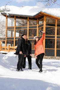 eine Gruppe von Menschen, die im Schnee stehen in der Unterkunft MI Lodge Las Trancas Hotel & Spa in Las Trancas