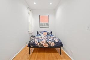1 dormitorio con 1 cama en una pared blanca en Lincoln Park Gem en Chicago