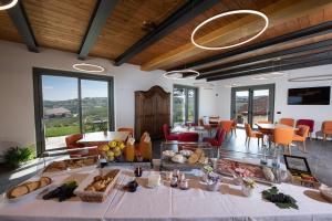 una sala de estar con una mesa con comida. en Bric D'Alù - Barbaresco, en Barbaresco