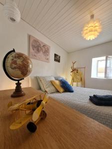 ein Schlafzimmer mit einem Spielzeugflugzeug auf einem Bett in der Unterkunft Gîte "Dans les Airs", avec piscine chauffée et parking in La Roche-sur-Yon