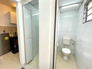 ein Bad mit WC und Glastür in der Unterkunft De'Colour Stay at Country Homes Rawang in Rawang