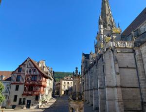 Nespecifikovaný výhled na destinaci Autun nebo výhled na město při pohledu z penzionu
