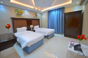 En eller flere senge i et værelse på المسافر 7