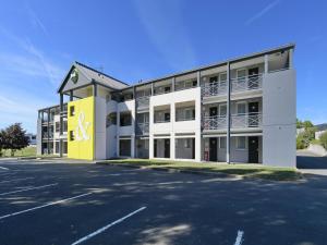 un aparcamiento vacío frente a un edificio en B&B HOTEL Le Mans Nord 2 en Saint-Saturnin