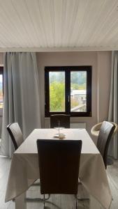 een eetkamer met een witte tafel en stoelen bij Bad Ischl - Central & Quiet Apartment in Bad Ischl