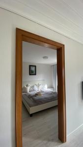 um reflexo de espelho de uma cama num quarto em Bad Ischl - Central & Quiet Apartment em Bad Ischl