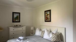 ein Schlafzimmer mit einem Bett und zwei Bildern an der Wand in der Unterkunft Bad Ischl - Central & Quiet Apartment in Bad Ischl