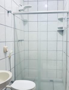 歐里尼奧斯的住宿－Ouro Hotel，白色的浴室设有卫生间和水槽。