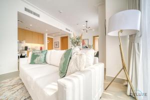Posezení v ubytování Extravagant 1BR at Opera Grand Downtown Dubai by Deluxe Holiday Homes