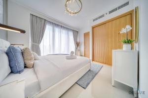 Postel nebo postele na pokoji v ubytování Extravagant 1BR at Opera Grand Downtown Dubai by Deluxe Holiday Homes