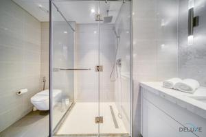 Koupelna v ubytování Extravagant 1BR at Opera Grand Downtown Dubai by Deluxe Holiday Homes