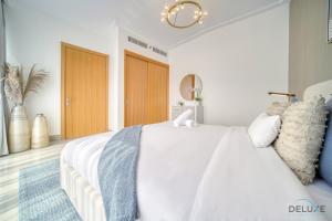 Postel nebo postele na pokoji v ubytování Extravagant 1BR at Opera Grand Downtown Dubai by Deluxe Holiday Homes