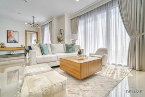 Posezení v ubytování Extravagant 1BR at Opera Grand Downtown Dubai by Deluxe Holiday Homes