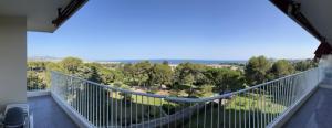 Gallery image of Appartement magnifique vue mer 111 m2 pour 6 personnes dans domaine privé in Cagnes-sur-Mer