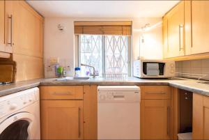 مطبخ أو مطبخ صغير في Pass the Keys Cosy 1 bedroom flat in Knightsbridge