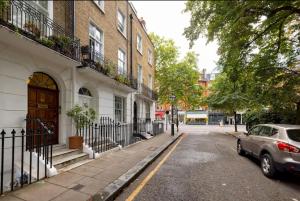 a car parked on a street next to a building at Pass the Keys Cosy 1 bedroom flat in Knightsbridge in London