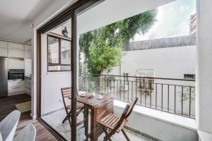 a room with a balcony with a table and chairs at Wonderfull 2BR in Bograshov by Holiday-rentals in Tel Aviv