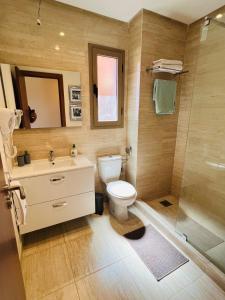 ein Bad mit einem WC, einem Waschbecken und einer Dusche in der Unterkunft Agate 212 Lovely 2-bedrooms apartment with pool & golf view in Marrakesch