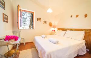 - une chambre avec un lit, une table et une fenêtre dans l'établissement Stunning Home In Sambuca Di Sicilia With House Sea View, à Sambuca di Sicilia