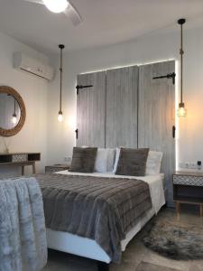 1 dormitorio con 1 cama grande y cabecero grande en ANASTASIA LUXURY SUITES 2 en Tolón