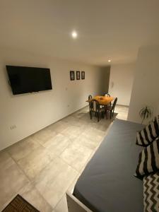 Μια τηλεόραση ή/και κέντρο ψυχαγωγίας στο FINCA NOVA Apartment 8