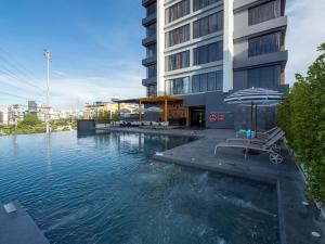 Bazén v ubytování Thaya Hotel Bangkok nebo v jeho okolí