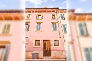 una ventana con vistas a un edificio rosa en Casa di Sophia en Verona