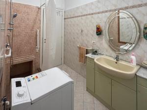 A bathroom at Palazzo Senesi Még 37 kép