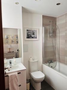 een badkamer met een toilet, een douche en een wastafel bij Cotton Apartment Chinatown Central Stay in Birmingham
