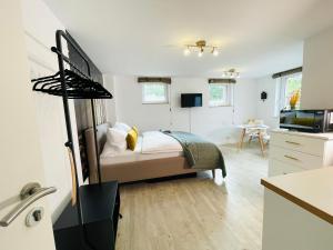 a small bedroom with a bed and a kitchen at Stay zentrale Schwarzwald Apartments in Nagold