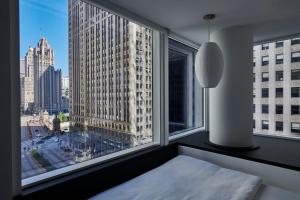 citizenM Chicago Downtown客房内的一张或多张床位