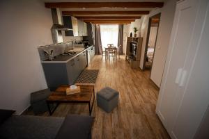 cocina y sala de estar con mesa en una habitación en Gîte de Fanny du Moulin de Tartay en Avignon, en Aviñón