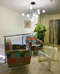una stanza con due sedie e un tavolo in vetro di Aureo Alojamiento Urbano ad Abarán