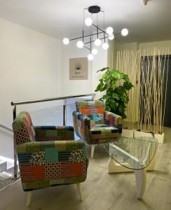 a room with two chairs and a glass table at Aureo Alojamiento Urbano in Abarán